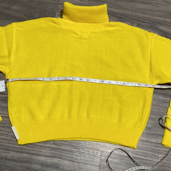 Kendall & Kylie Cropped Top Sweater Size M - Picture 4 of 7